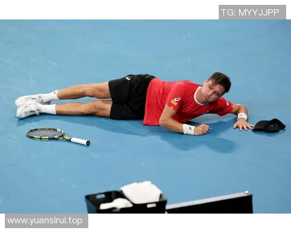 镜头捕捉：球员交易赛场小动作引发热议