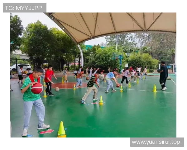 镜头捕捉：篮球八卦赛场小动作引发热议